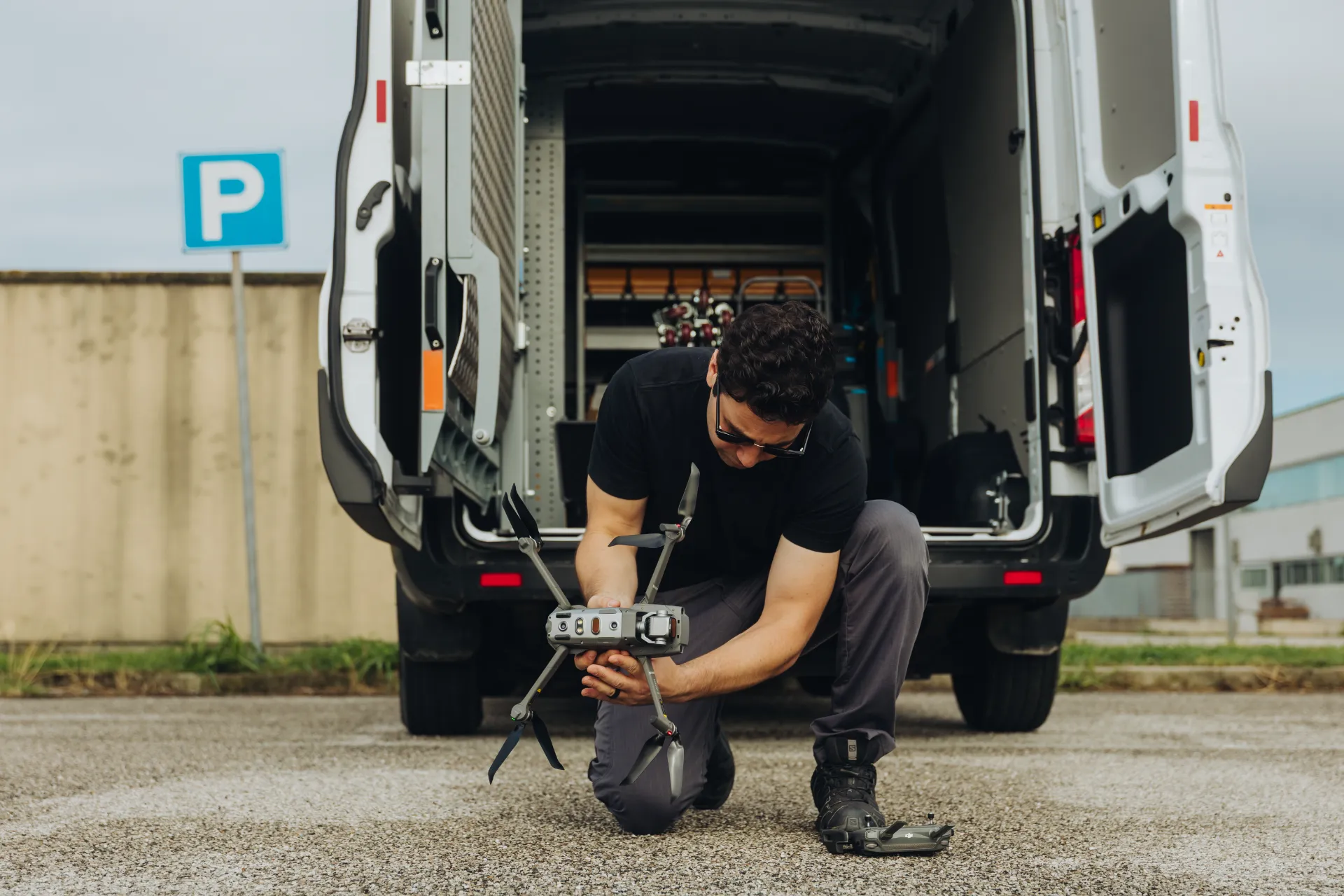 Crew esperta e veicoli attrezzati: il set viaggia con noi